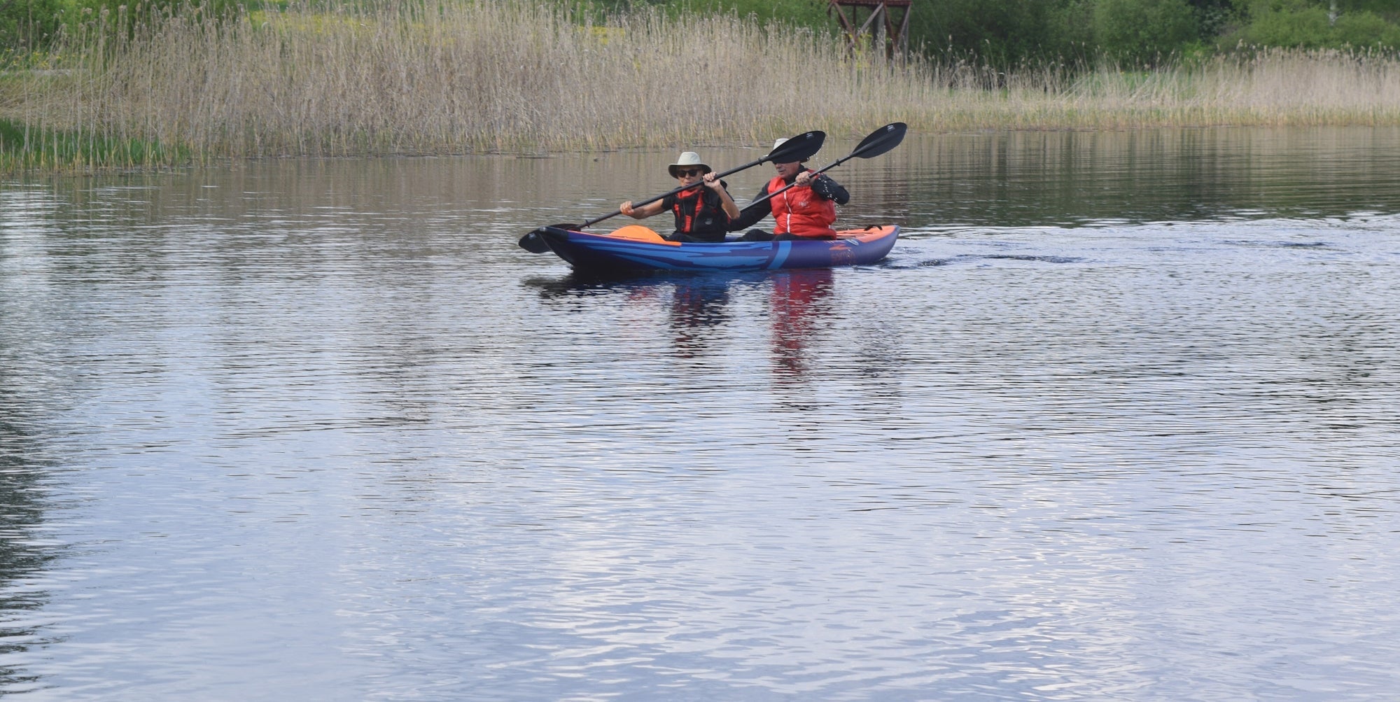 Kaksi melojaa ilmatäytteisessä kajakissa