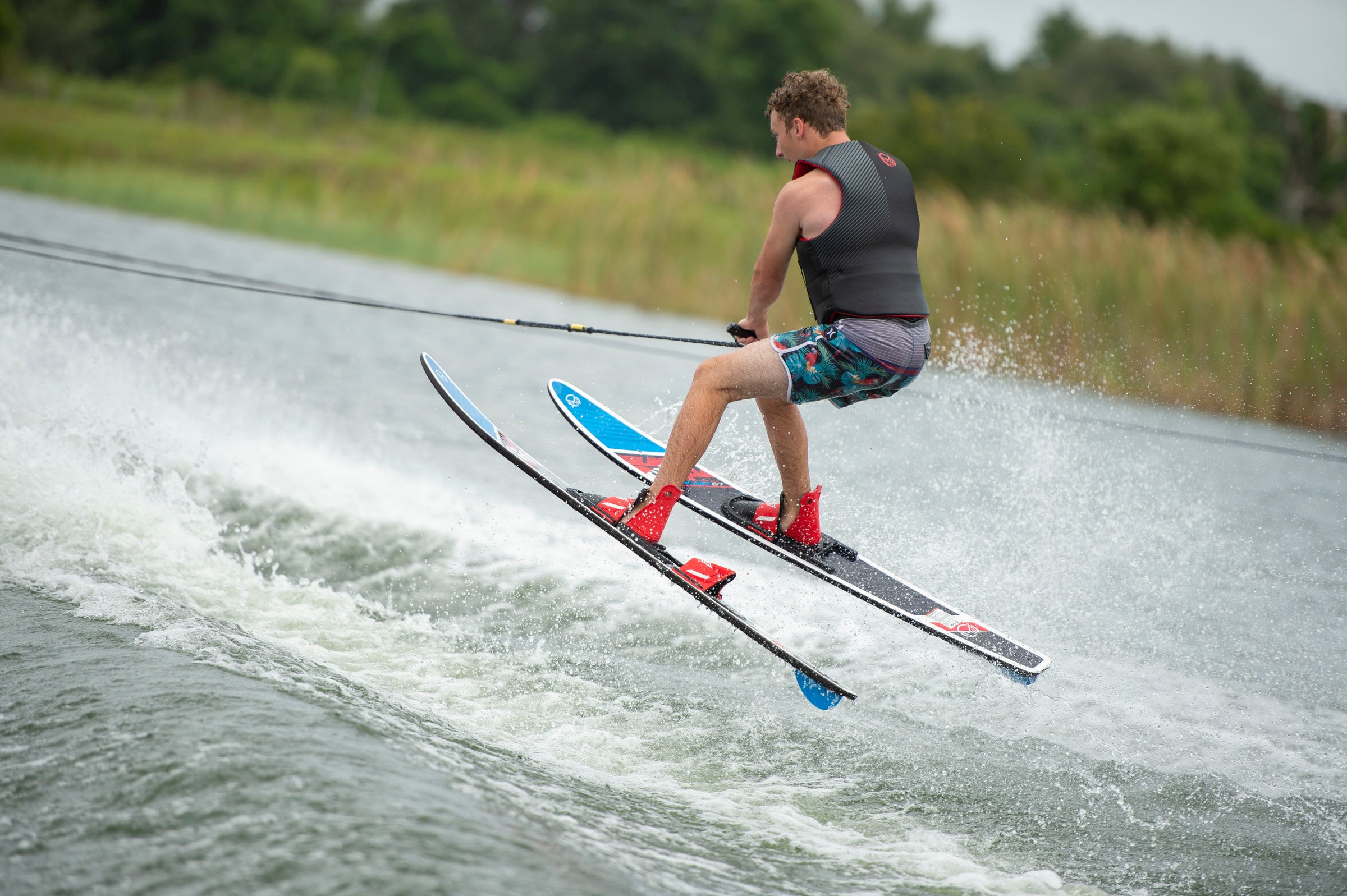 Vesihiihtäjä kahdella vesisuksella