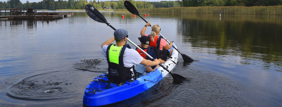 Kolme melojaa päälläistuttavan Sit on top 2 kajakin kyydissä