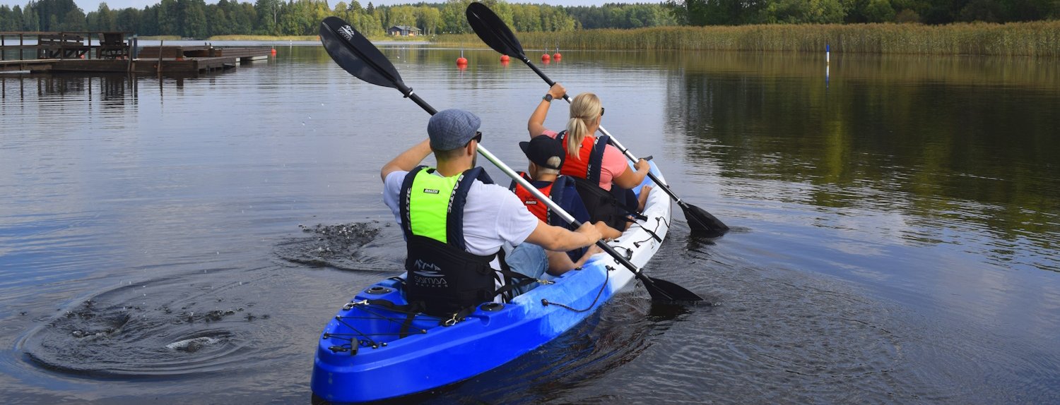 Kolme melojaa päälläistuttavan Sit on top 2 kajakin kyydissä