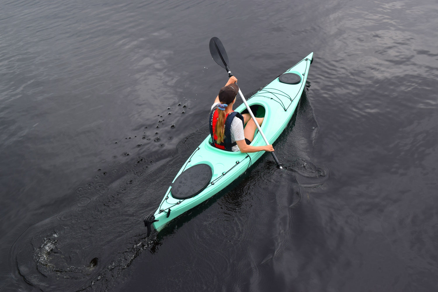Mintun värinen Saimaa Kayaks Smart-kajakki melojan käytössä