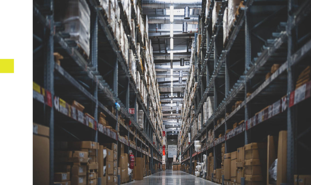 Korkeat varastohyllyt