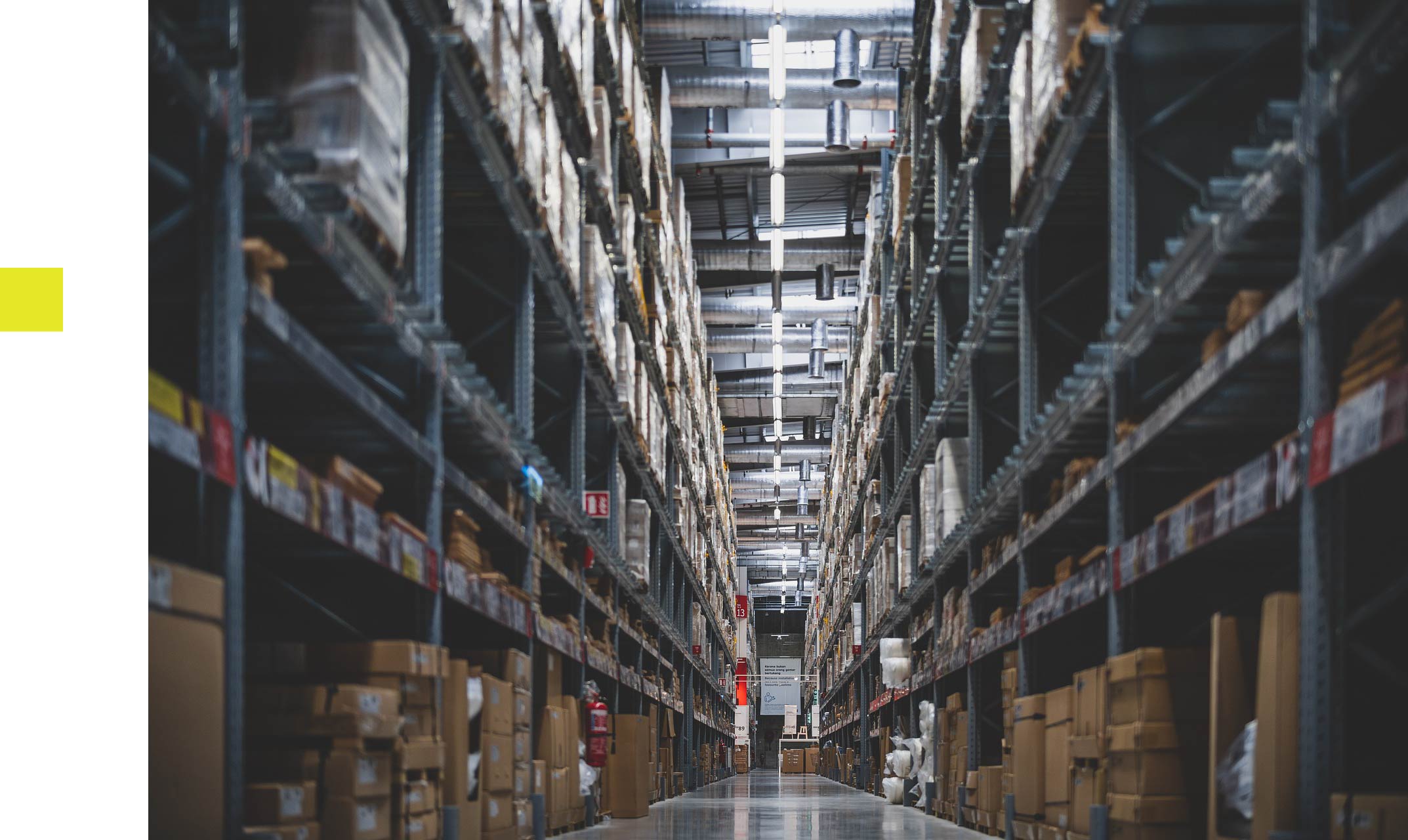 Korkeat varastohyllyt