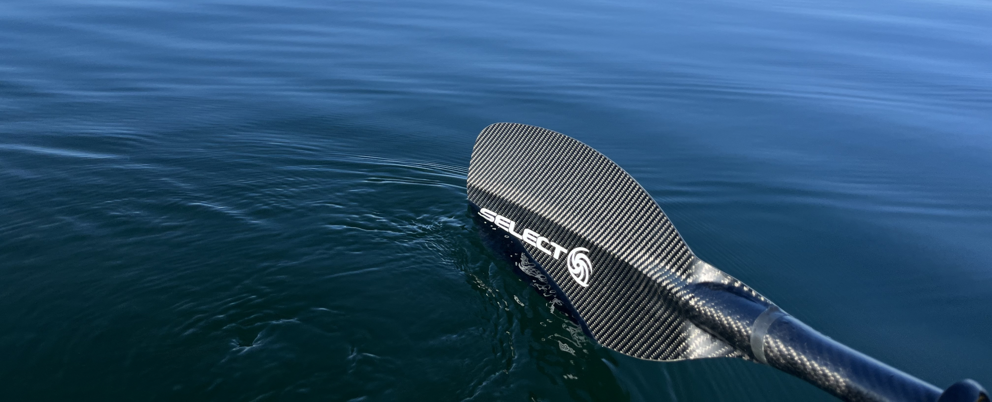 Select Paddlesin hiilikuitumelan lapa vedessä