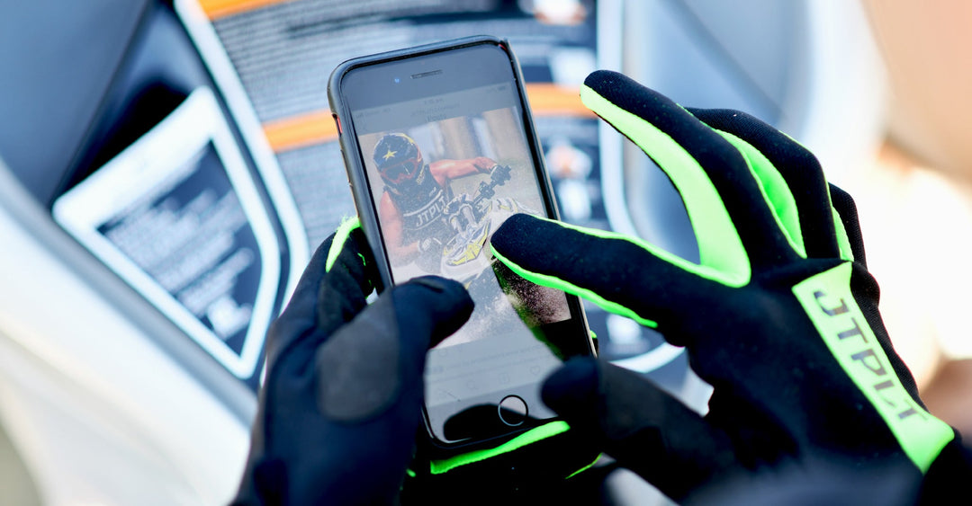 Jetpilot vesijettihanskat kosketusnäytöllä