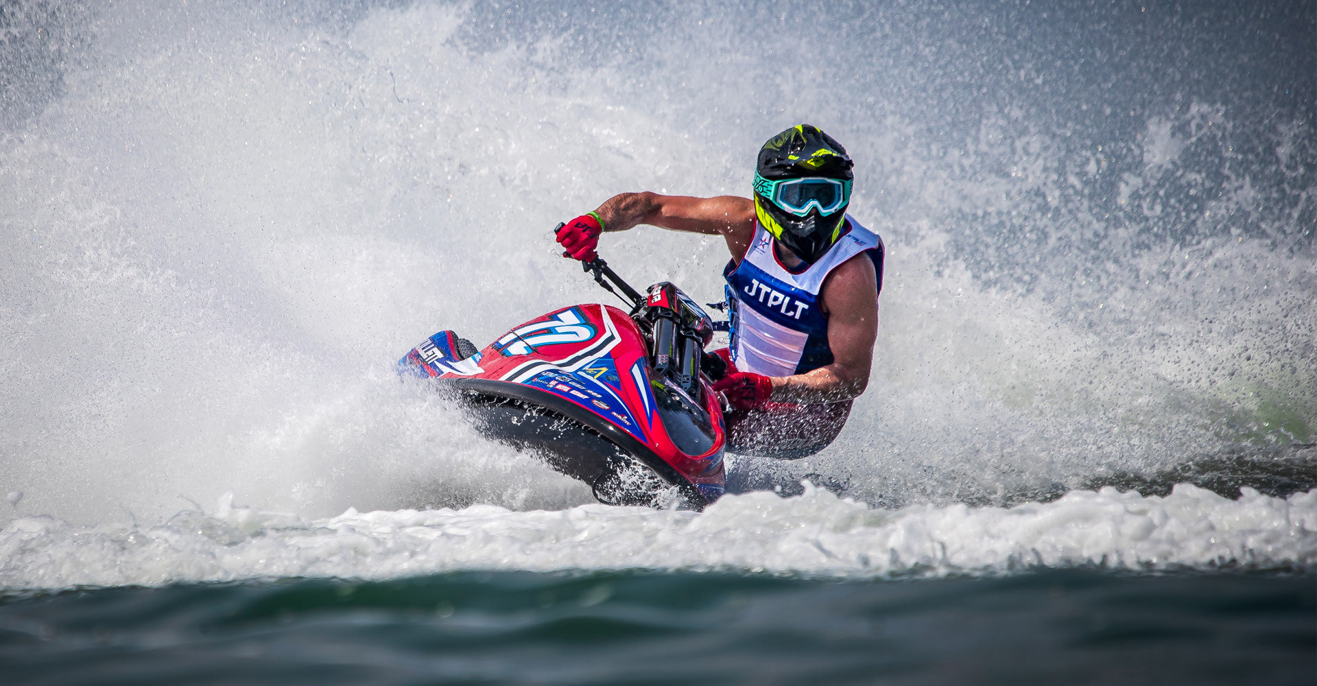 Vesijetin kuljettaja tiukassa kurvissa