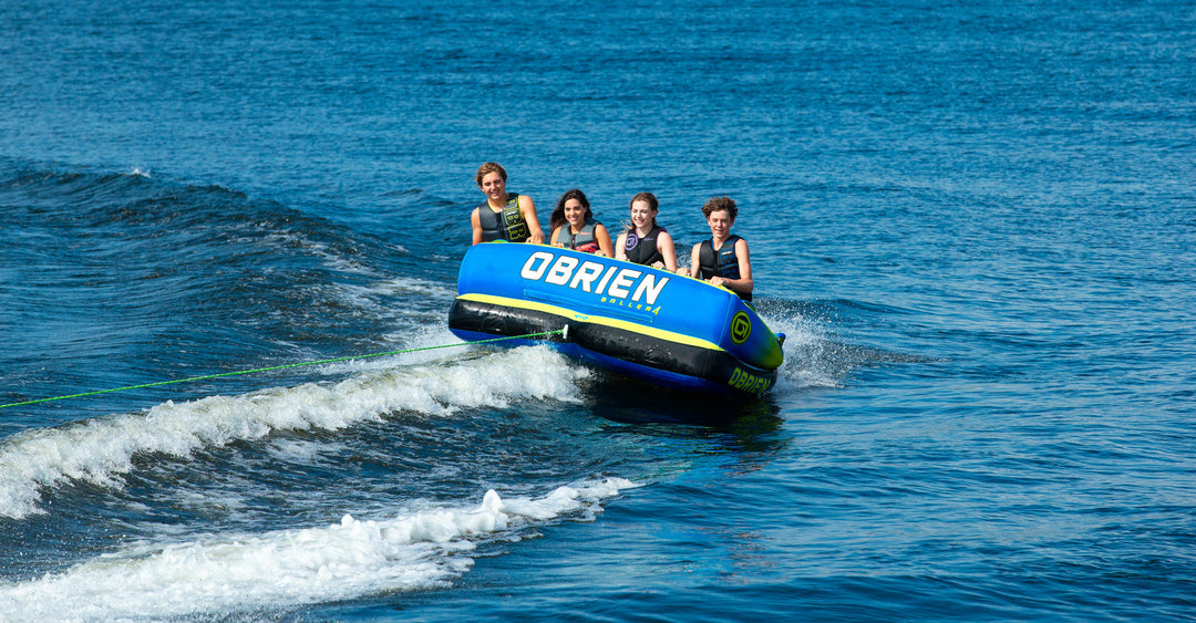 Neljä nuorta vetosohvan kyydissä