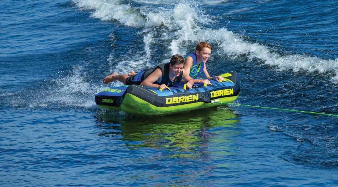Kaksi nuorta vetorenkaan kyydissä