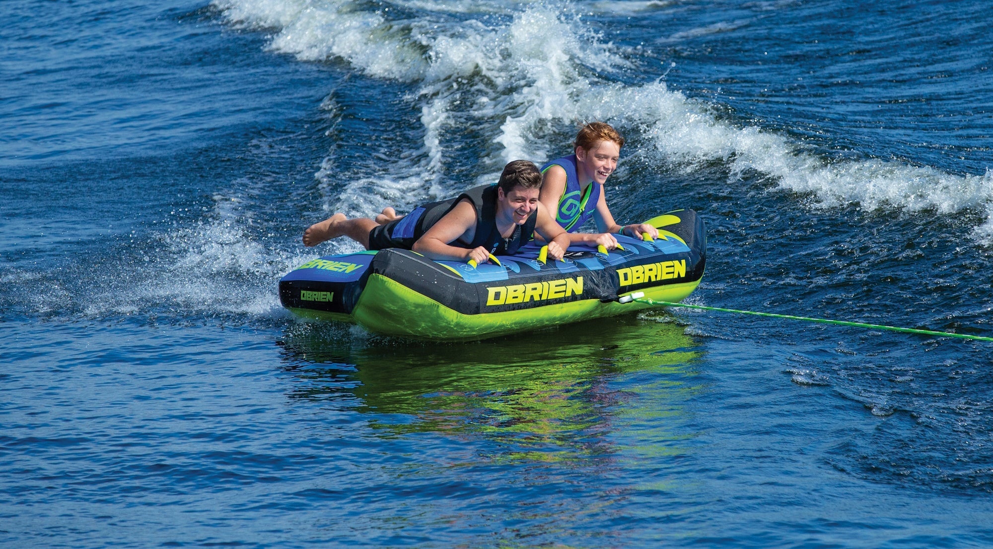 Kaksi nuorta vetorenkaan kyydissä